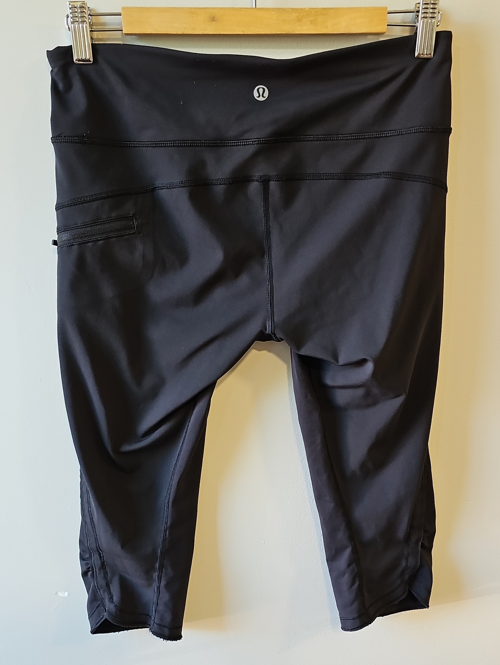 lululemon athletica Size 8 Black Capri Athletic Leggings - Picture 3 of 6